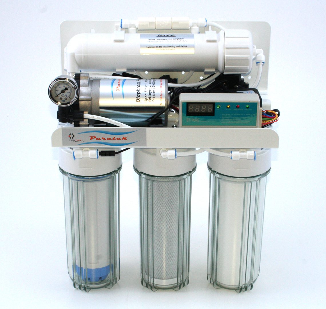 Reverse-osmosis drinking-water unit with filter housings